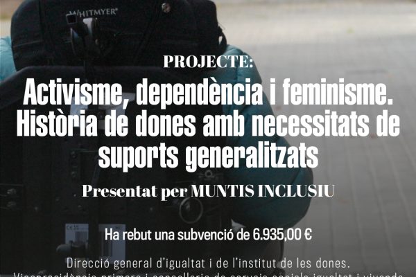 Imatge d'una vorera amb edificis a la dreta i arbres i cotxes a l'esquerra. Una persona d'esquena que es trasllada en cadira de rodes electrònica i a uns metres una persona en estructura masculina caminant cap a ella.